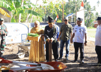 Acara Adat peletakan batu pertama TPS3R oleh tokoh adat Derawan