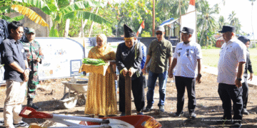 Acara Adat peletakan batu pertama TPS3R oleh tokoh adat Derawan