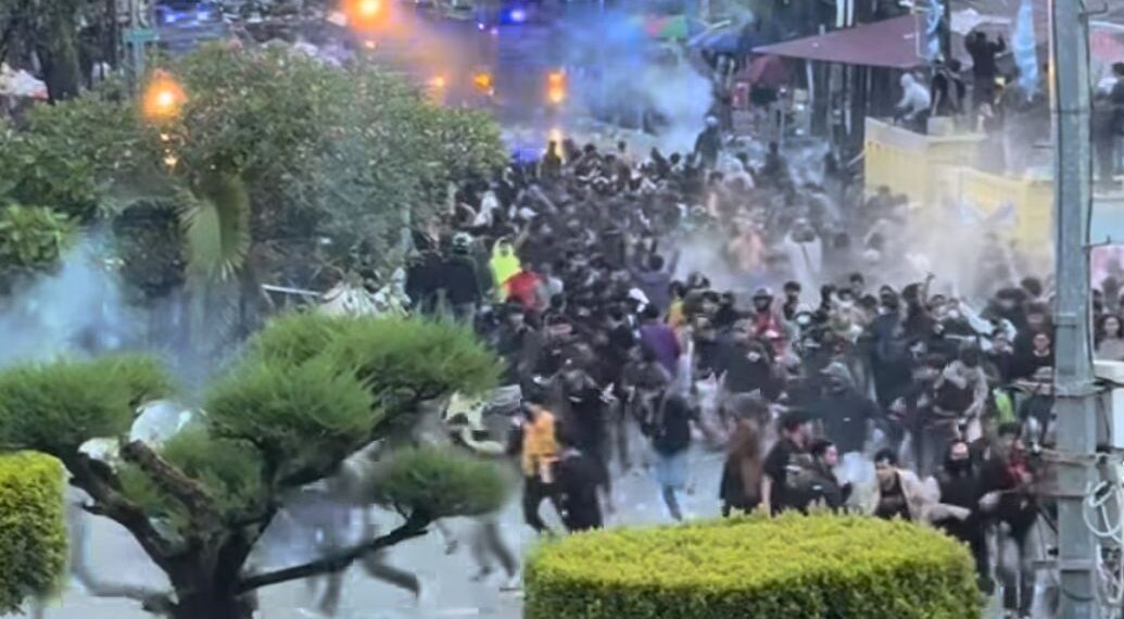 saat polisi menembakkan gas air mata pada demo 1 september 2025 di Samarinda