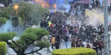 saat polisi menembakkan gas air mata pada demo 1 september 2025 di Samarinda