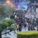 saat polisi menembakkan gas air mata pada demo 1 september 2025 di Samarinda