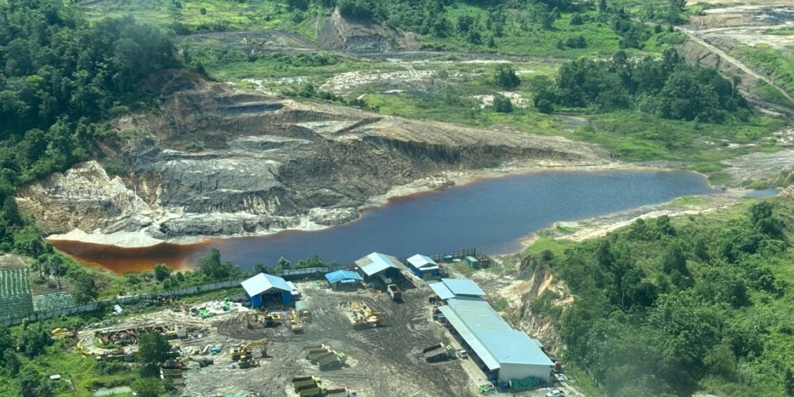 salah satu lubang tambang di Kaltim yang berada tak jauh dari Bandara APT Pranoto Samarinda (Foto: Nofiyatul Chalimah)