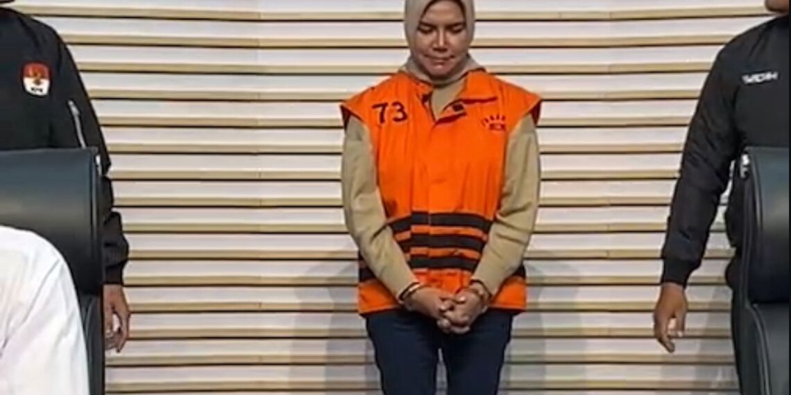 Dayang Donna faroek saat konferensi pers KPK (sirana.id)