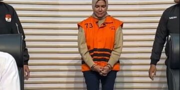 Dayang Donna faroek saat konferensi pers KPK (sirana.id)