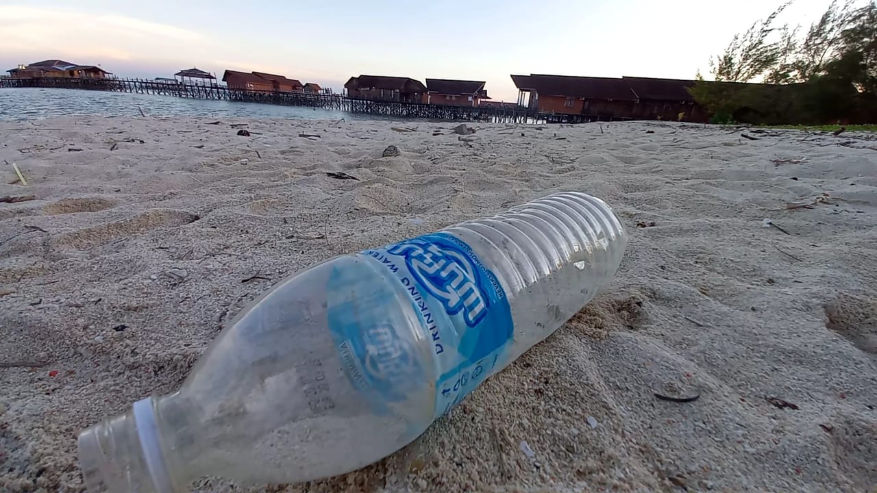 sampah botol plastik di pinggir pantai Derawan (Foto: Noffiyc)