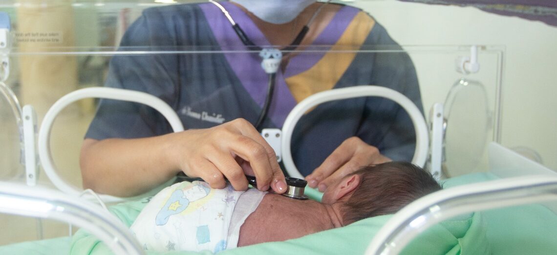 Keterangan foto: Pemantauan pasien secara ketat oleh perawat di Unit Perawatan Intensif Neonatal Rumah Sakit Angkatan Darat Gatot Soebroto, Jakarta, Indonesia Foto: WHO/IndoXplore
