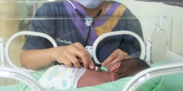 Keterangan foto: Pemantauan pasien secara ketat oleh perawat di Unit Perawatan Intensif Neonatal Rumah Sakit Angkatan Darat Gatot Soebroto, Jakarta, Indonesia Foto: WHO/IndoXplore