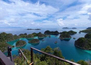 pemandangan laut di Raja Ampat (foto: Nofiyatul Chalimah)