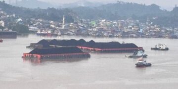 tongkang batu bara yang melintas di perairan Sungai Mahakam, di Samarinda. (foto: Nofiyatul Chalimah)