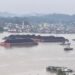 tongkang batu bara yang melintas di perairan Sungai Mahakam, di Samarinda. (foto: Nofiyatul Chalimah)
