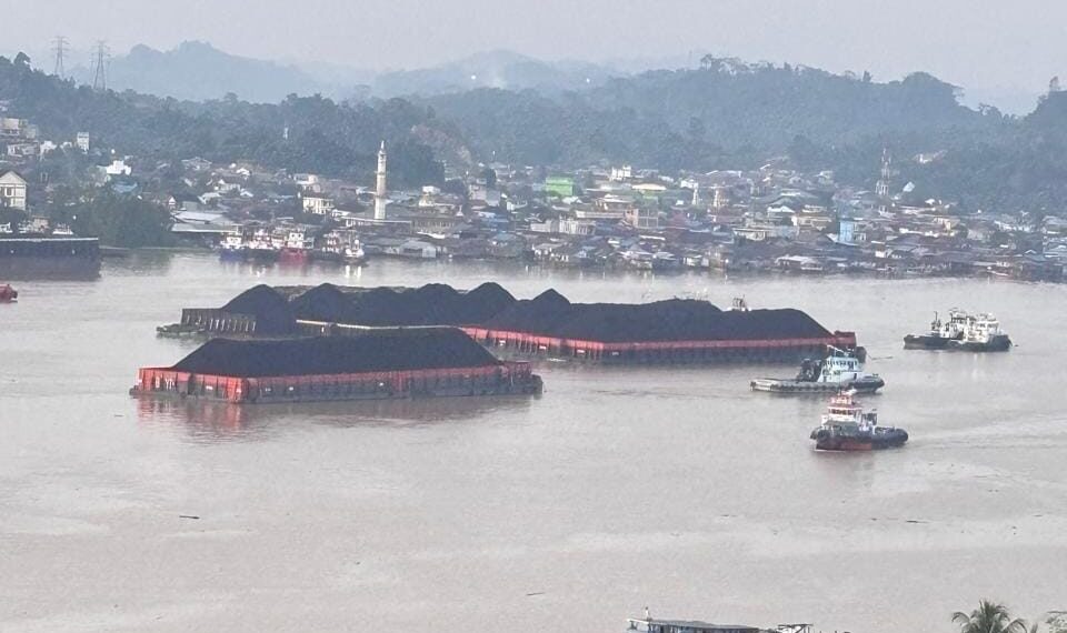 tongkang batu bara yang melintas di perairan Sungai Mahakam, di Samarinda. (foto: Nofiyatul Chalimah)