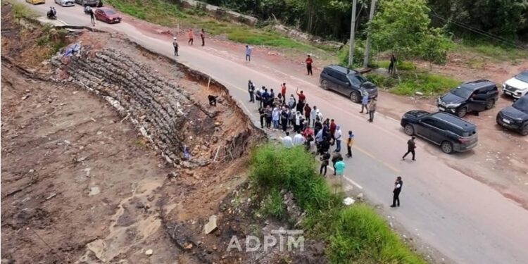 Jalan longsor dekat tambang batu bara di Kutai Timur (foto: Adpim Pemprov Kaltim)