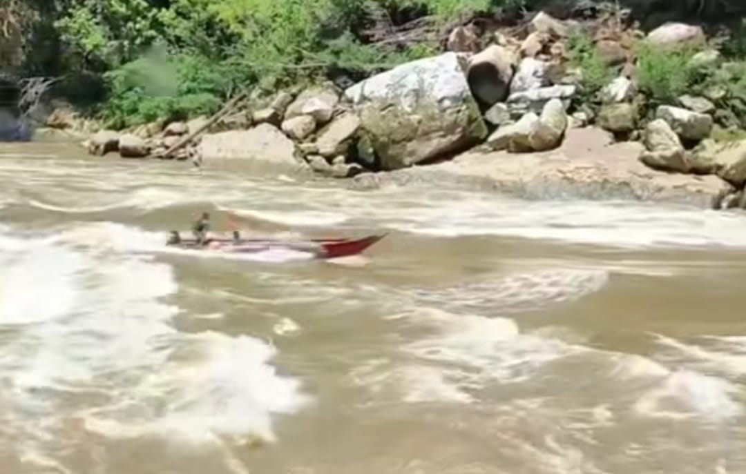 Perahu warga melintasi riam di hulu Sungai Mahakam