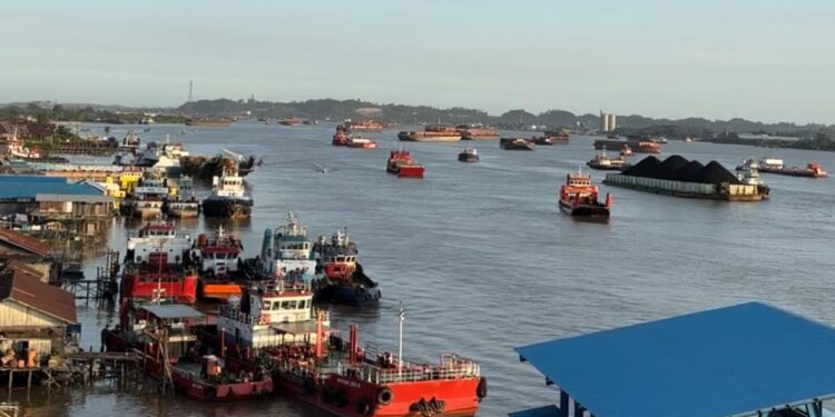 Wilayah hilir Sungai Mahakam yang sarat aktivitas industri