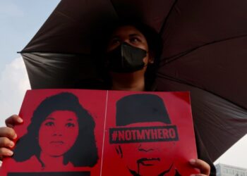 Poster Marsinah dan Soeharto pada Aksi Kamisan di Jakarta 8 Mei 2025/Toto Santiko Budi via Shutterstock