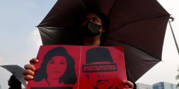 Poster Marsinah dan Soeharto pada Aksi Kamisan di Jakarta 8 Mei 2025/Toto Santiko Budi via Shutterstock