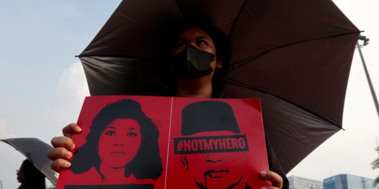Poster Marsinah dan Soeharto pada Aksi Kamisan di Jakarta 8 Mei 2025/Toto Santiko Budi via Shutterstock