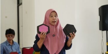 Pengelola Bank Sampah Mandiri Desa Sukamaju, Yayuk Sehati saat presentasi dalam workshop (foto: yayasan Mitra Hijau)
