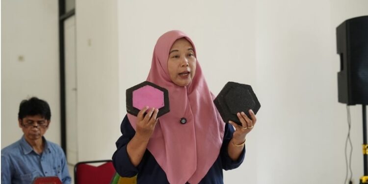 Pengelola Bank Sampah Mandiri Desa Sukamaju, Yayuk Sehati saat presentasi dalam workshop (foto: yayasan Mitra Hijau)