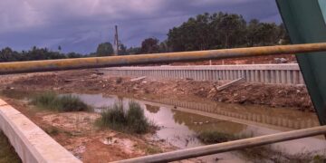 Bendungan Intake Sepaku yang menutup akses sungai untuk Suku Balik