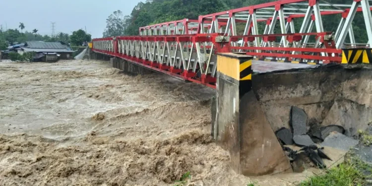 Foto: Kondisi jembatan yang terputus akibat banjir di Kabupaten Tapanuli Utara, Sumatra Utara, Selasa (25/11). (BPBD Kabupaten Tapanuli Utara)