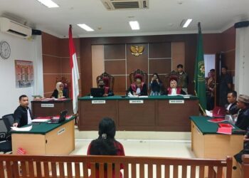 Terdakwa Marliyati saat duduk di uang sidang PN Batam, Kamis (6/11/2025). (Alamudin/detikSumut)