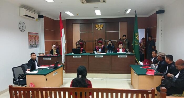 Terdakwa Marliyati saat duduk di uang sidang PN Batam, Kamis (6/11/2025). (Alamudin/detikSumut)