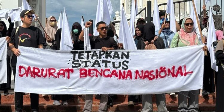 Sejumlah warga di Banda Aceh turun ke jalan bertajuk Aksi Bendera Putih (18/12/2025). (© x.com/@remotivi)