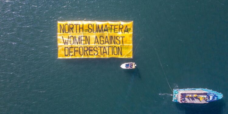 Greenpeace Indonesia bersama KSPPM–organisasi masyarakat sipil di Sumatera Utara–menggelar aksi bentang banner di Danau Toba