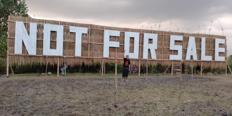Karya instalasi “Not For Sale” dan senimannya, I Wayan “Nano” Sudarna Putra