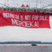 Aktivis Greenpeace membentangkan banner saat aksi damai kreatif di Jembatan Pulau Balang, Kalimantan Timur