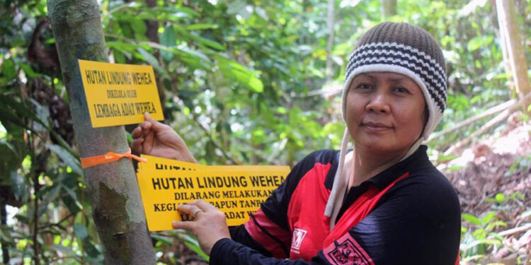 Yuliana Wetuq yang akrab disapa Ming, tanpa lelah menjaga Hutan Lindung Wehea. Foto: Akun Facebook Yuli Wetuq