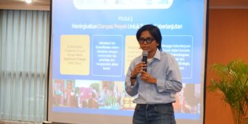 Anastasya Dea Samantha, perwakilan Tim Penulis "Toolkit Aksi Iklim Orang Muda yang Responsif Gender di Indonesia" memperkenalkan isi toolkit dan bagaimana menggunakannya untuk proyek iklim. Photo: UN Women/Christina Phan