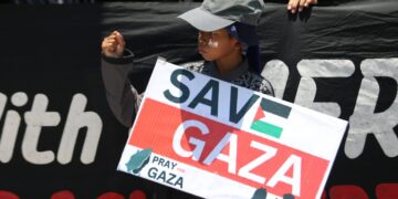 Demo mendukung Palestina di Surabaya (06/10/2024) (© Ridho Sakti via Shutterstock)