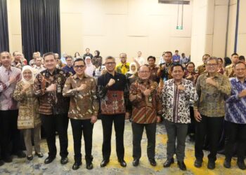 Kepala Badan Karantina Indonesia Abdul Kadir Karding dan Perwakilan FAO di Indonesia dan Timor-Leste Rajendra Aryal bersama perwakilan dari berbagai kementerian dan lembaga dalam peluncuran program senilai USD 200.000 untuk memperkuat manajemen risiko sistem perkarantinaan hewan di Indonesia pada Selasa (7/7) di Jakarta. ©️Badan Karantina Indonesia