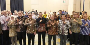 Kepala Badan Karantina Indonesia Abdul Kadir Karding dan Perwakilan FAO di Indonesia dan Timor-Leste Rajendra Aryal bersama perwakilan dari berbagai kementerian dan lembaga dalam peluncuran program senilai USD 200.000 untuk memperkuat manajemen risiko sistem perkarantinaan hewan di Indonesia pada Selasa (7/7) di Jakarta. ©️Badan Karantina Indonesia