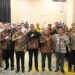Kepala Badan Karantina Indonesia Abdul Kadir Karding dan Perwakilan FAO di Indonesia dan Timor-Leste Rajendra Aryal bersama perwakilan dari berbagai kementerian dan lembaga dalam peluncuran program senilai USD 200.000 untuk memperkuat manajemen risiko sistem perkarantinaan hewan di Indonesia pada Selasa (7/7) di Jakarta. ©️Badan Karantina Indonesia