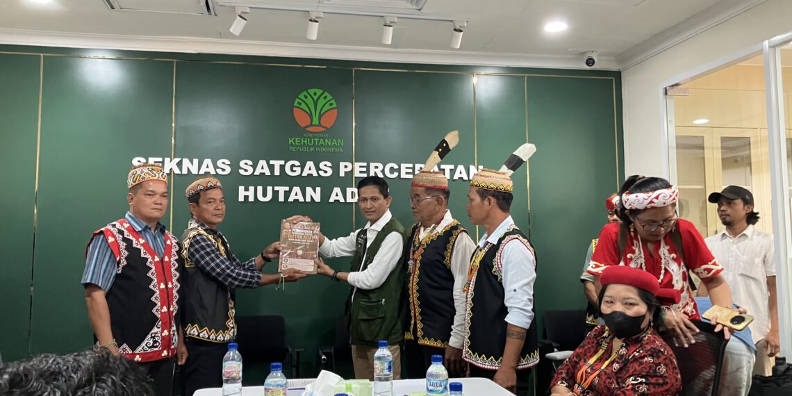 Saat masyarakat adat berkomunikasi untuk percepatan penetapan hutan adat (foto: istimewa)