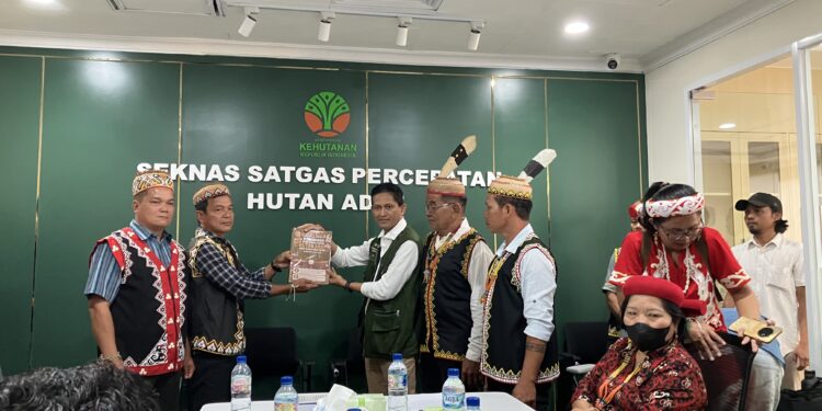 Saat masyarakat adat berkomunikasi untuk percepatan penetapan hutan adat (foto: istimewa)