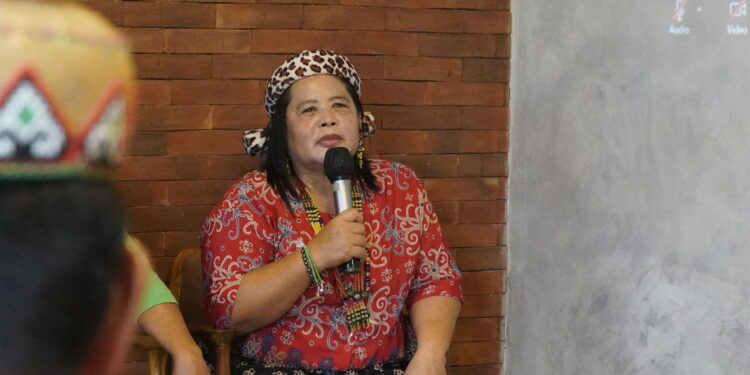 Ngayang Ding (Perempuan Adat Kampung Lung Isun)